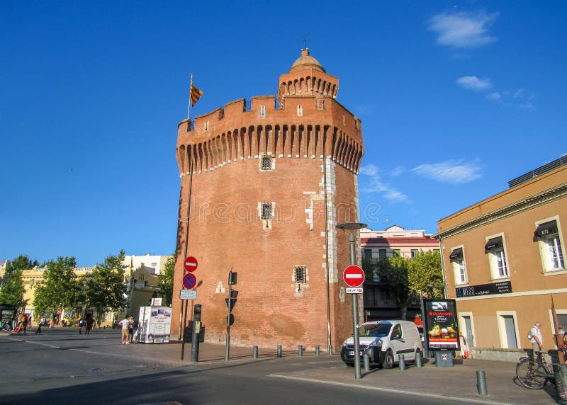 Замок, Castillet или porte Нотр-Дам или Петит-Castillet, башня детали с каталонским флагом, историческим памятником в Перпиньяне